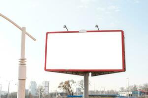 Extérieur panneau d'affichage maquette, Extérieur Extérieur La publicité affiche. avec coupure chemin sur filtrer. photo