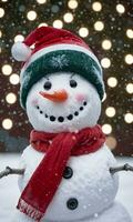 une bonhomme de neige portant une Père Noël chapeau avec Noël lumières dans le Contexte coup pendant une chute de neige. ai généré photo