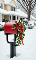 photo de Noël houx branches décorer une boites aux lettres rempli avec Noël cartes et rubans ensemble contre une toile de fond de une couvert de neige de face cour. ai généré