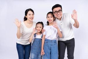 portrait de famille asiatique sur fond blanc photo