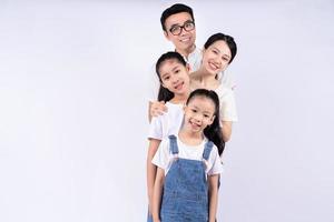 portrait de famille asiatique sur fond blanc photo