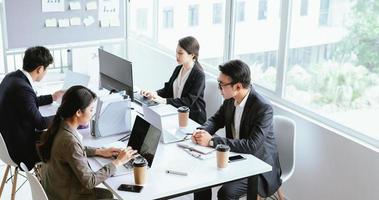 les gens se concentrent sur le travail au bureau photo