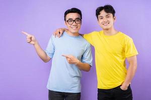 deux frères asiatiques posant sur fond violet photo