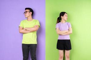 jeune couple asiatique se disputant, concept d'amour longue distance photo