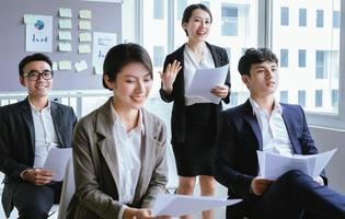 portrait d'une femme d'affaires asiatique présentant son plan lors d'une réunion photo