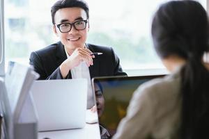 portrait d'homme d'affaires asiatique souriant avec confiance photo