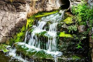 photographie sur le thème belle eau d'automne de la cascade du jardin photo