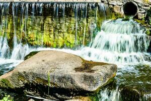 photographie sur le thème belle eau d'automne de la cascade du jardin photo