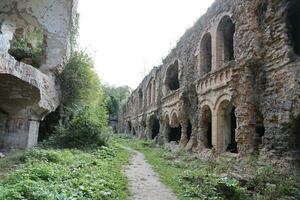 Rivne, Ukraine - septembre 16, 2023 ruines de le tarakaniv fort ou dubno fort Nouveau château. la défense architectural monument de le 19e siècle photo