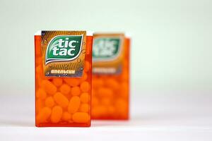 gouttes tic tac au goût d'orange. les tic tacs sont fabriqués par le confiseur italien ferrero et ont été produits pour la première fois en 1968 photo