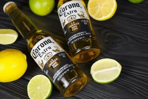 Kharkov, Ukraine - 9 décembre 2020 bouteilles de bière corona extra avec tranches de citron vert. corona produit par grupo modelo avec anheuser busch inbev la bière importée la plus populaire aux états-unis photo