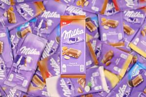 kharkov, ukraine - 8 décembre 2020 de nombreux emballages de chocolat milka violet. milka est une marque suisse de confiserie chocolatée fabriquée par la société mondelez international photo