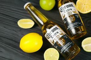 Kharkov, Ukraine - 9 décembre 2020 bouteilles de bière corona extra avec tranches de citron vert. corona produit par grupo modelo avec anheuser busch inbev la bière importée la plus populaire aux états-unis photo