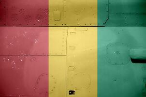 Guinée drapeau représenté sur côté partie de militaire blindé hélicoptère fermer. armée les forces avion conceptuel Contexte photo