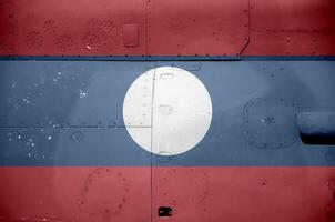 Laos drapeau représenté sur côté partie de militaire blindé hélicoptère fermer. armée les forces avion conceptuel Contexte photo