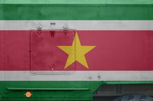 suriname drapeau représenté sur côté partie de militaire blindé un camion fermer. armée les forces conceptuel Contexte photo