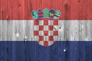 Croatie drapeau représenté dans brillant peindre couleurs sur vieux en bois mur. texturé bannière sur rugueux Contexte photo