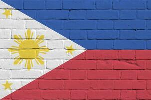 philippines drapeau représenté dans peindre couleurs sur vieux brique mur. texturé bannière sur gros brique mur maçonnerie Contexte photo