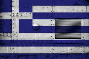 Grèce drapeau représenté sur côté partie de militaire blindé réservoir fermer. armée les forces conceptuel Contexte photo