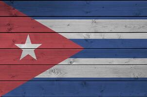 Cuba drapeau représenté dans brillant peindre couleurs sur vieux en bois mur. texturé bannière sur rugueux Contexte photo