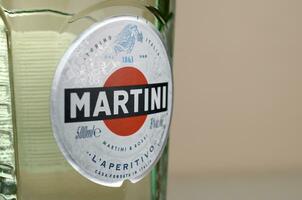 bouteille de Vermouth martini Rossi proche en haut logo sur beige mur Contexte photo