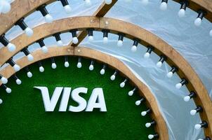 visa logo sur vert herbe dans photozone avec beaucoup blanc Lampe lumineuse ampoules un d en bois planche photo