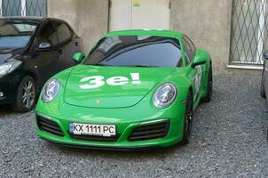 porsche 911 carrera 4 s dans vert Couleur avec blanc autocollants de ze équipe photo