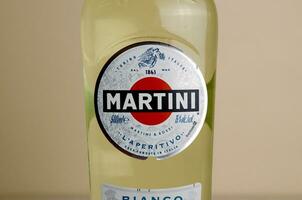 bouteille de Vermouth martini Rossi proche en haut logo sur beige mur Contexte photo