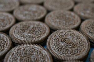 beaucoup oreo sandwich crème des biscuits proche en haut sur bleu Contexte photo