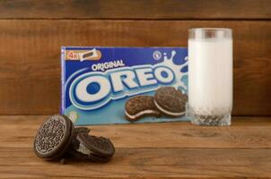 beaucoup oreo sandwich crème des biscuits avec pack et Lait verre sur en bois Contexte photo