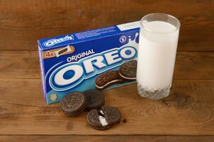 beaucoup oreo sandwich crème des biscuits avec pack et Lait verre sur en bois Contexte photo