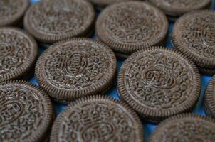 beaucoup oreo sandwich crème des biscuits proche en haut sur bleu Contexte photo