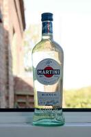 bouteille de Vermouth martini Rossi proche en haut logo sur une vert des arbres Contexte photo