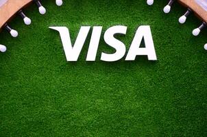 visa logo sur vert herbe dans photozone avec beaucoup blanc Lampe lumineuse ampoules un d en bois planche photo