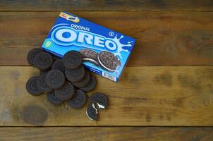 beaucoup oreo sandwich crème des biscuits avec pack sur en bois Contexte photo