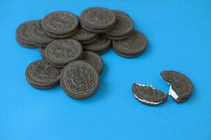 beaucoup oreo sandwich crème des biscuits sur bleu Contexte photo