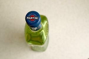 bouteille de Vermouth martini Rossi proche en haut logo sur beige mur Contexte photo