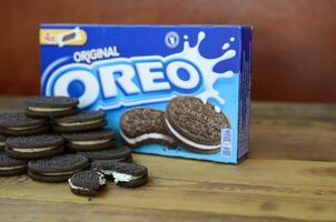 beaucoup oreo sandwich crème des biscuits avec pack sur en bois Contexte photo