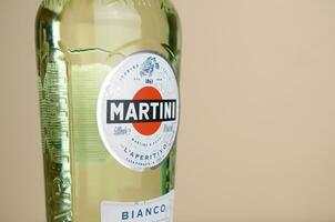 bouteille de Vermouth martini Rossi proche en haut logo sur beige mur Contexte photo