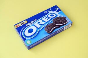 oreo sandwich crème des biscuits pack sur brillant Jaune Contexte photo