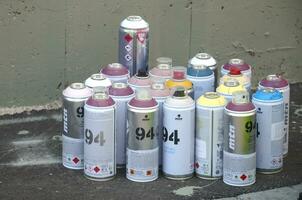 Montana montagne 94 et kobra utilisé vaporisateur canettes pour graffiti La peinture en plein air photo