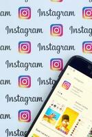 instagram app sur samsung téléphone intelligent écran sur bannière avec petit instagram logos. instagram est américain photo et partage de vidéo social la mise en réseau un service par Facebook inc