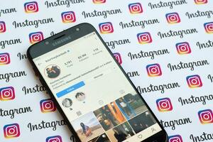 courtney kardashian officiel instagram Compte sur téléphone intelligent écran sur papier instagram bannière. photo