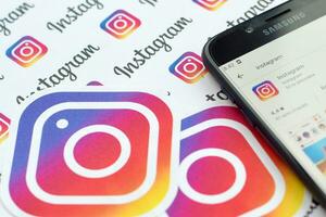 instagram app sur samsung téléphone intelligent écran sur bannière avec petit instagram logos. instagram est américain photo et partage de vidéo social la mise en réseau un service par Facebook inc