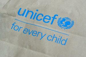 unicef bleu logo sur marron papier sac, uni nations enfants fonds est agence responsable pour fournir humanitaire et du développement aide à les enfants autour le monde photo