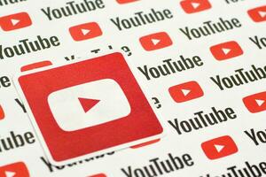 Youtube logo autocollant sur modèle imprimé sur papier avec petit Youtube logos et les inscriptions. Youtube est Google filiale et américain plus populaire partage de vidéo Plate-forme photo