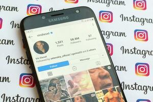 vin diesel officiel instagram Compte sur téléphone intelligent écran sur papier instagram bannière. photo