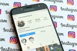 courtney kardashian officiel instagram Compte sur téléphone intelligent écran sur papier instagram bannière. photo