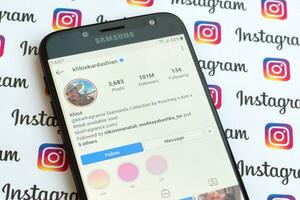 khloé kardashian officiel instagram Compte sur téléphone intelligent écran sur papier instagram bannière. photo