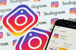 instagram app sur samsung téléphone intelligent écran sur bannière avec petit instagram logos. instagram est américain photo et partage de vidéo social la mise en réseau un service par Facebook inc